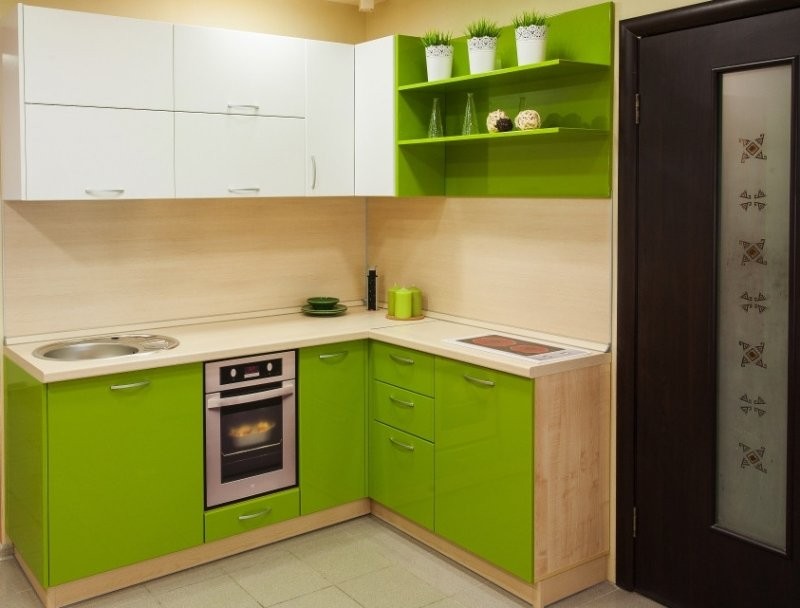 Белая кухня зеленая столешница