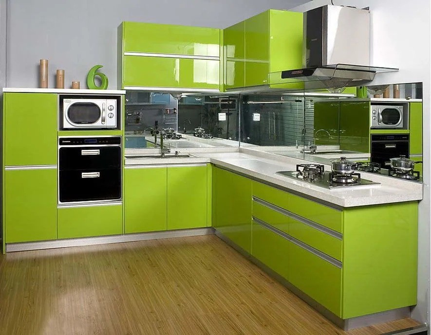 Белая кухня зеленая столешница
